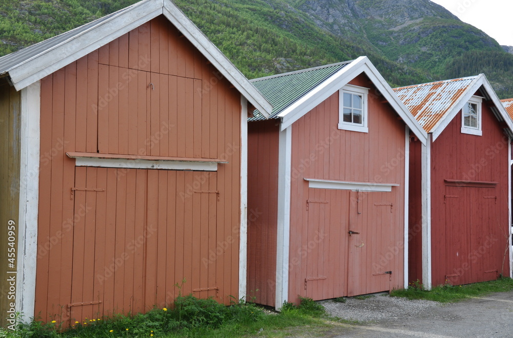 Farbige skandinavische Fischerhäuschen in Norwegen Farbige skandinavische Fischerhäuschen in Norwegen