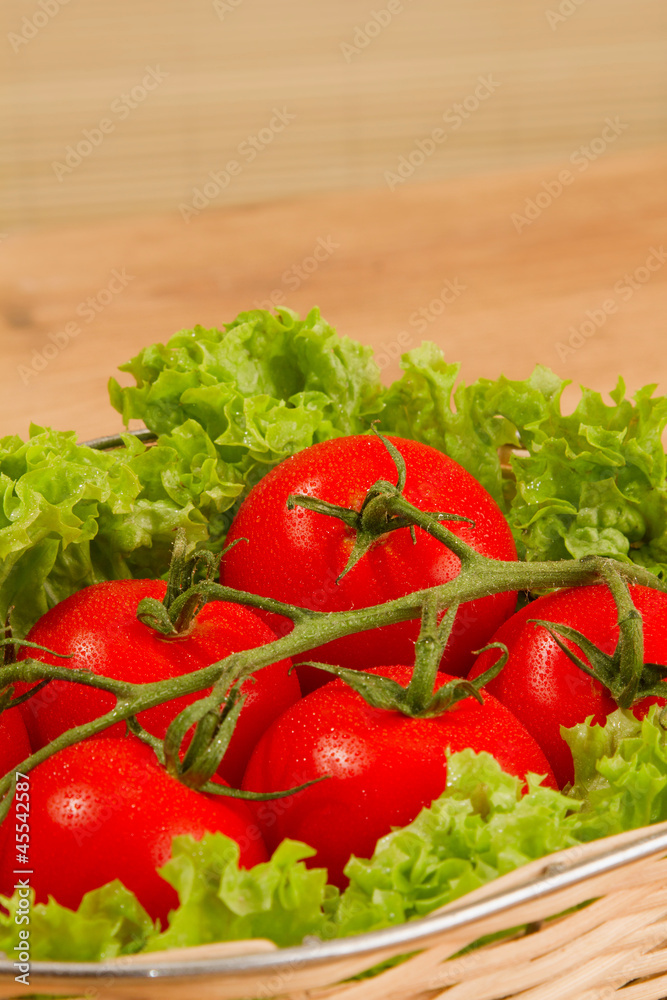 Tomate with salad in basket