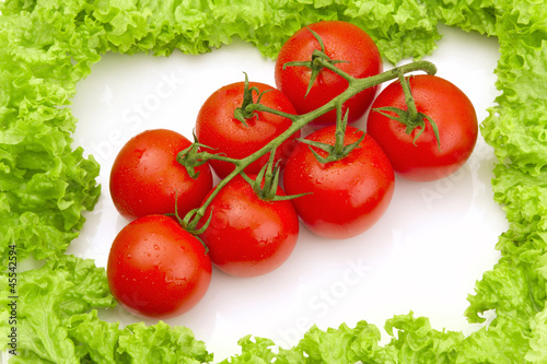 Tomates framed with salad