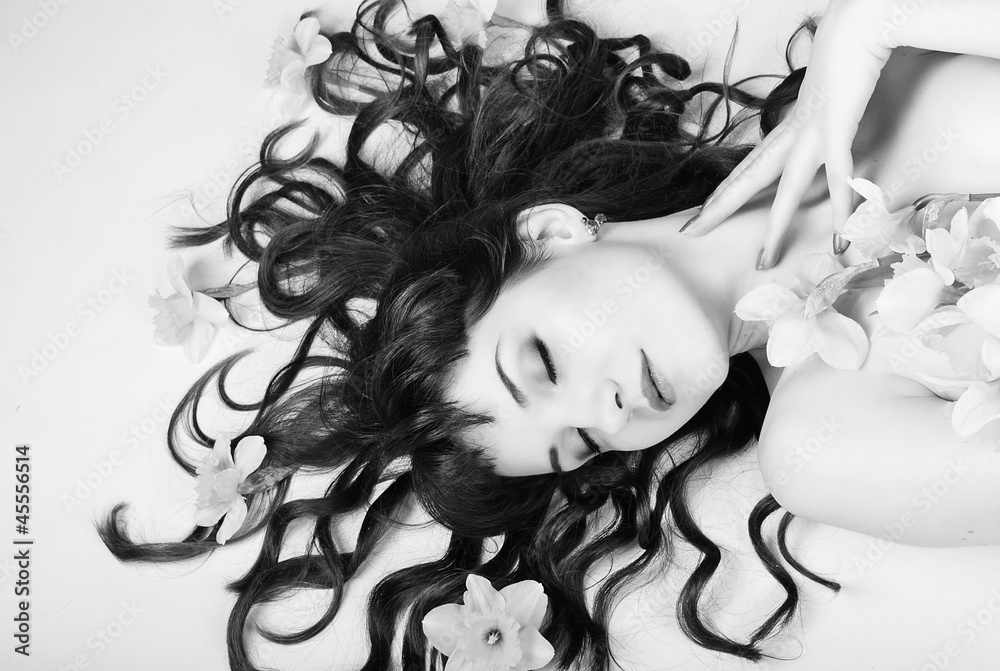 Fototapeta premium portrait beautiful girl with long hair with narcissus