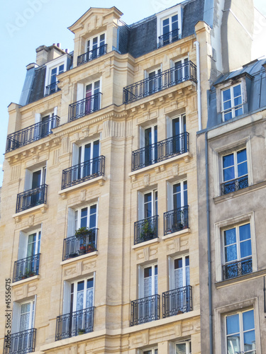 Fassade eines traditionellen Wohngebäudes in Paris, Frankreich