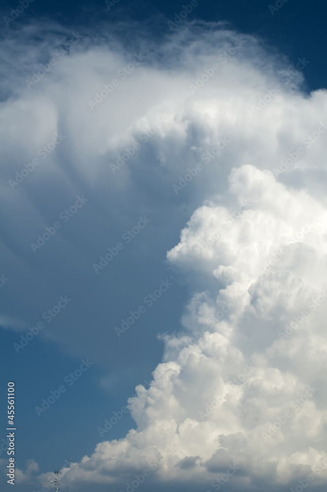 Obraz premium White clouds on blue sky for background