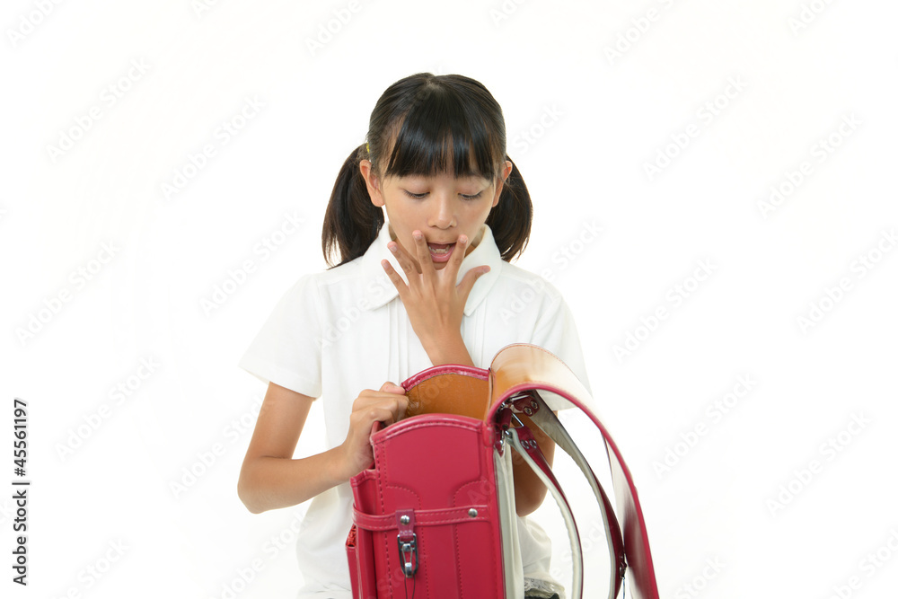 困っている表情の小学生の女の子 困っている表情の小学生の女の子
