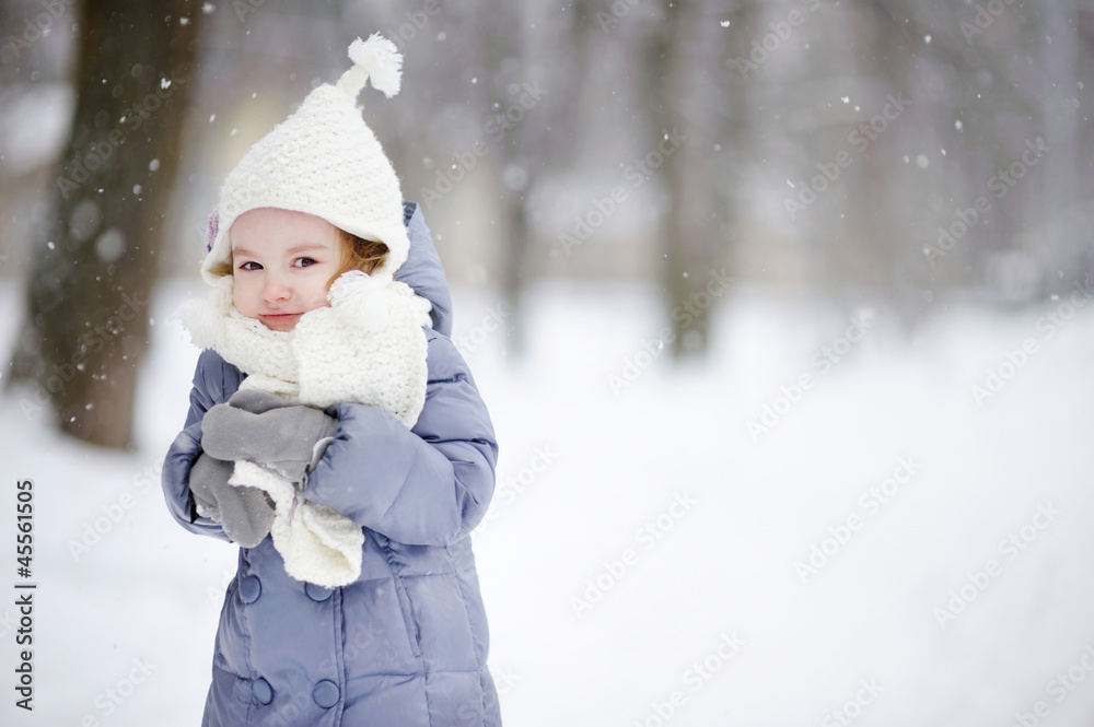 Obraz premium Little girl having fun at winter