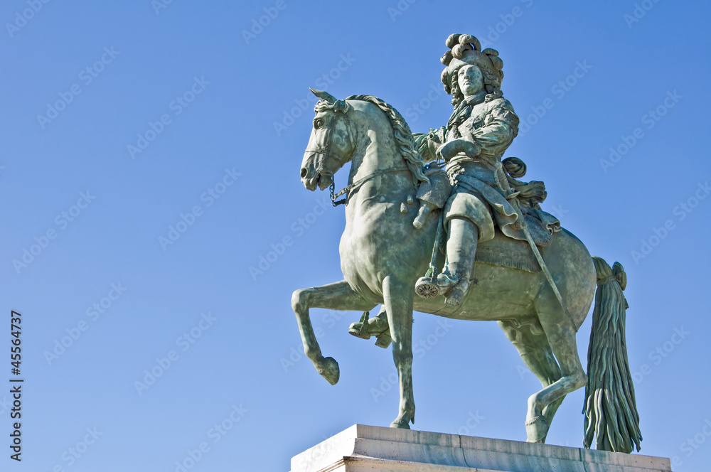 Statue équestre de Louis XIV - Place d'armes à Versailles Statue équestre de Louis XIV - Place d'armes à Versailles