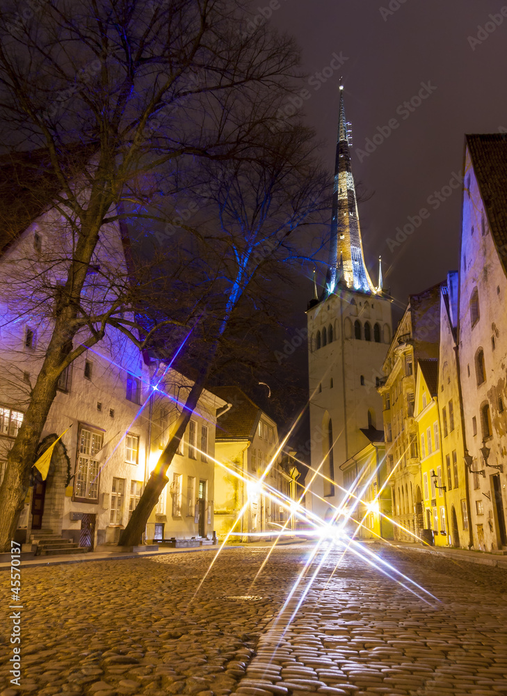 Fototapeta premium Illuminated street in the Old Town of Tallinn, Estonia