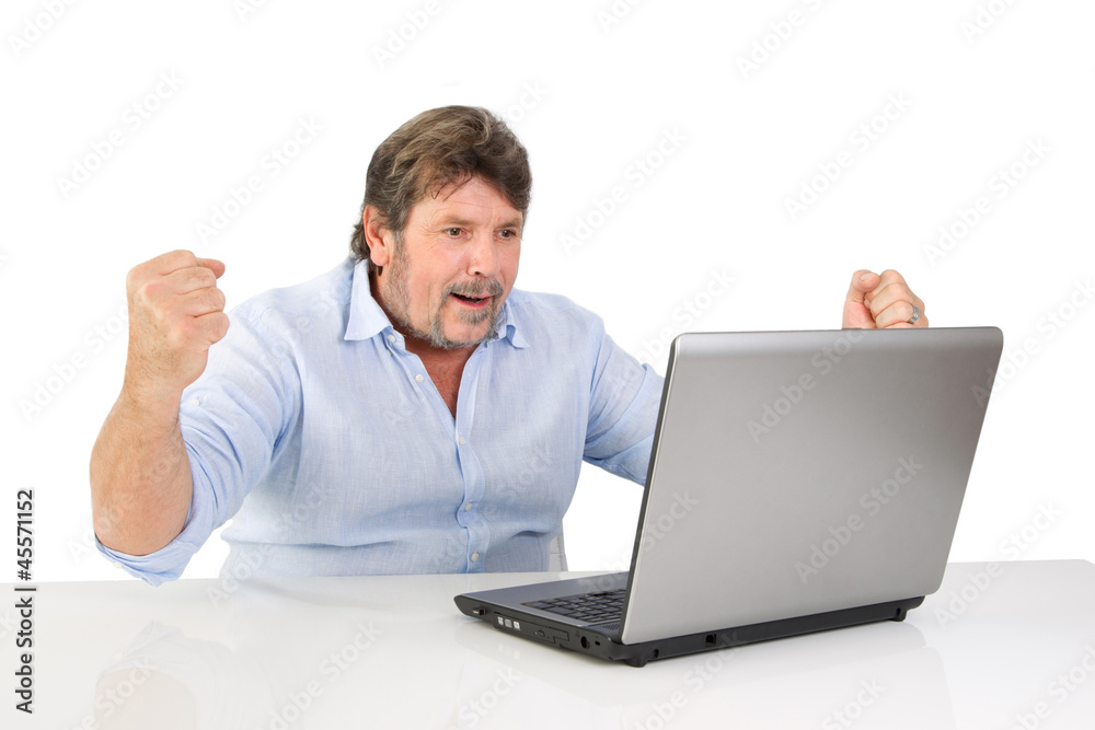 Senior erfährt positive Nachricht am PC Senior erfährt positive Nachricht am PC