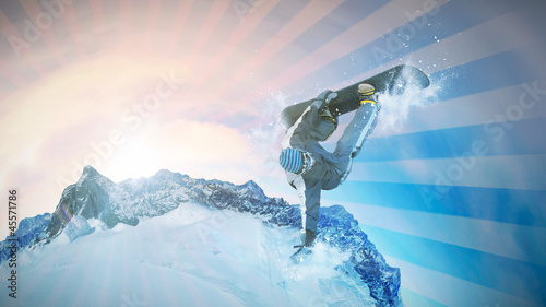 Snowboarder springt aus Halfpipe ins Bild