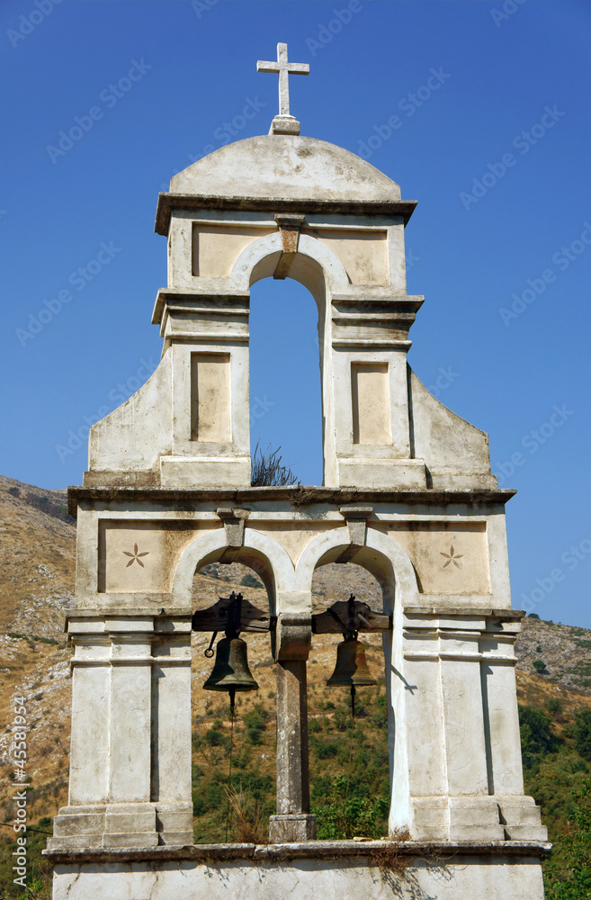 Cerkiewna dzwonnica na greckiej wyspie Korfu Cerkiewna dzwonnica na greckiej wyspie Korfu