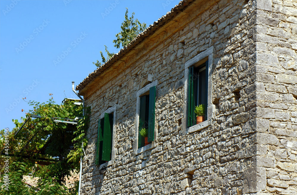 Okna starego, greckiego domu na wyspie Korfu
