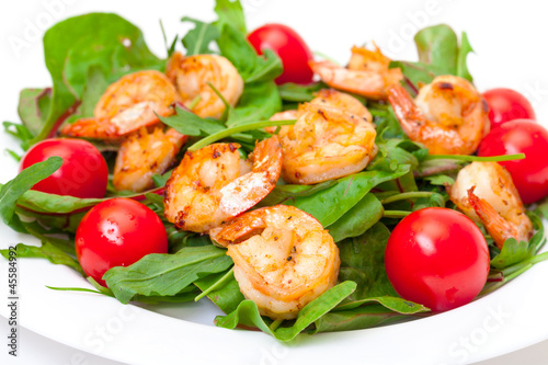 Salad with Grilled Shrimp and Tomatoes