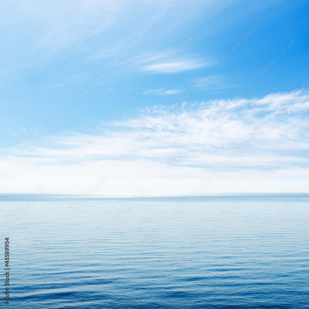 Obraz premium blue sea and cloudy sky over it