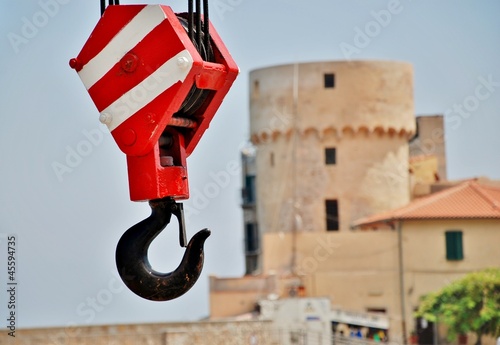 argano di gru con torre sullo sfondo
