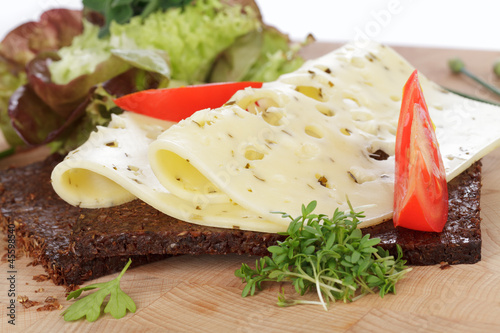 Bild auf Leinwand Bärlauchkäse auf Scharzbrot