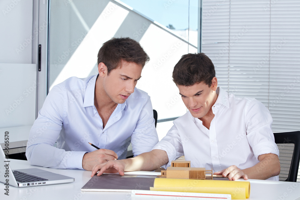 Fototapeta premium Zwei Studenten am Schreibtisch