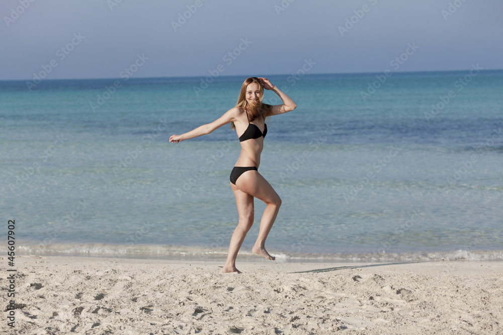 Frau mit Bikini im meer beim Springen Querformat Frau mit Bikini im meer beim Springen Querformat