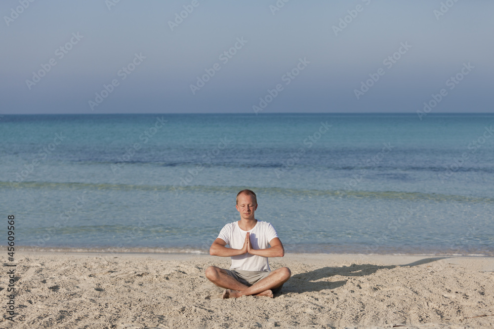 Mann macht yoga Sport am Strand Querformat Mann macht yoga Sport am Strand Querformat
