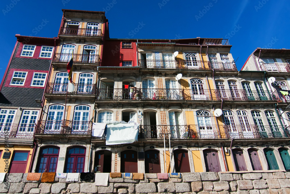 Hausfront in der Ribeira von Porto in Portugal