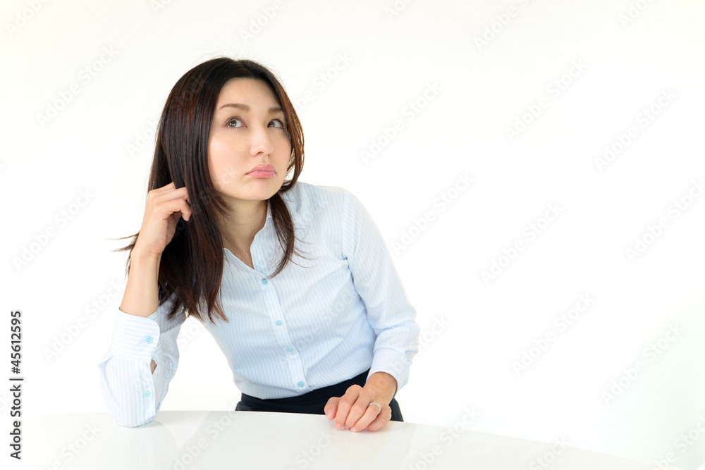 優欝な表情を浮かべたオフィスレディー 優欝な表情を浮かべたオフィスレディー