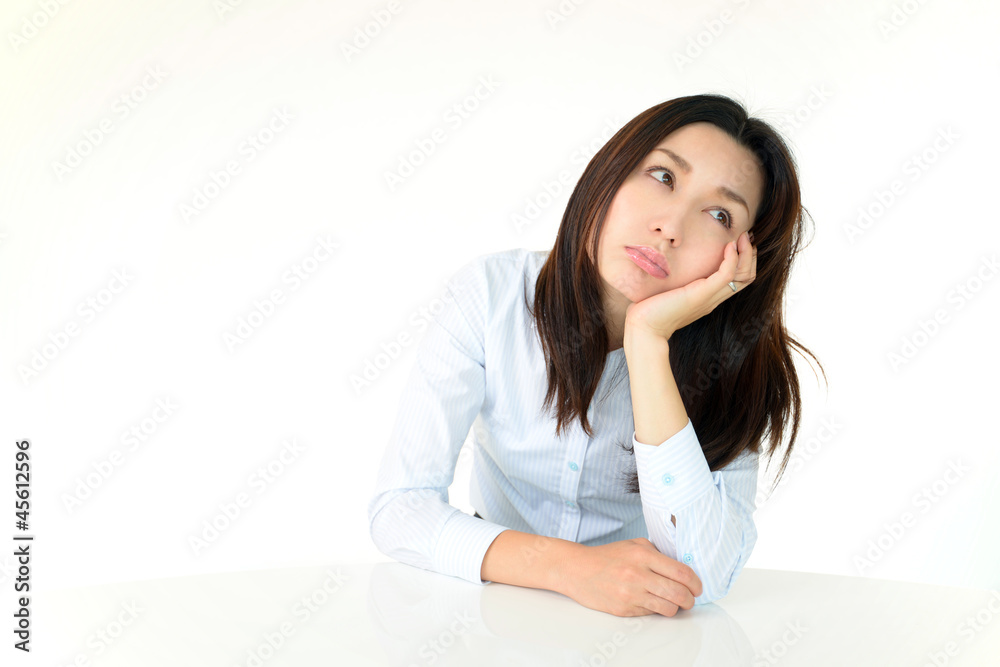 元気のない様子のオフィスレディー