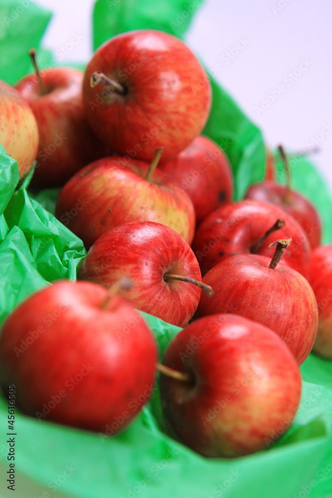 Viele rote Zieräpfel auf grünem Seidenpapier Viele rote Zieräpfel auf grünem Seidenpapier