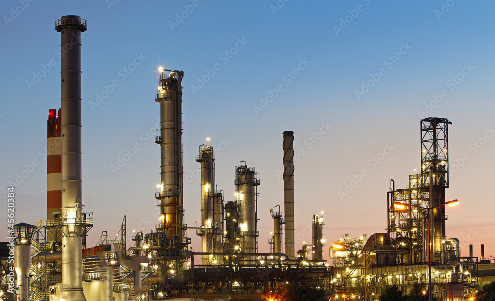 Obraz premium Oil refinery at twilight