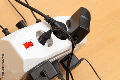 Viele Stecker in einer Steckdosenleiste