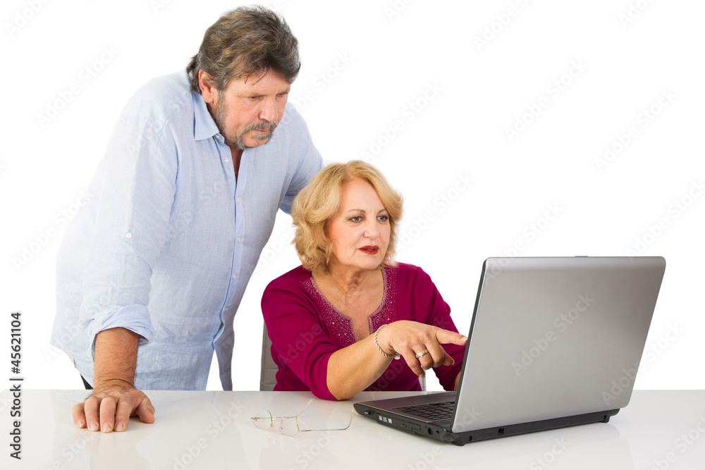 Älteres Paar shoppt online