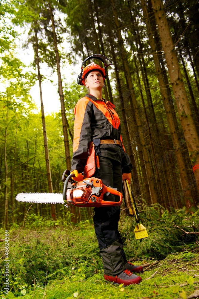Waldarbeiterin mit Kettensäge in Schutzkleidung Stock-Foto | Adobe Stock