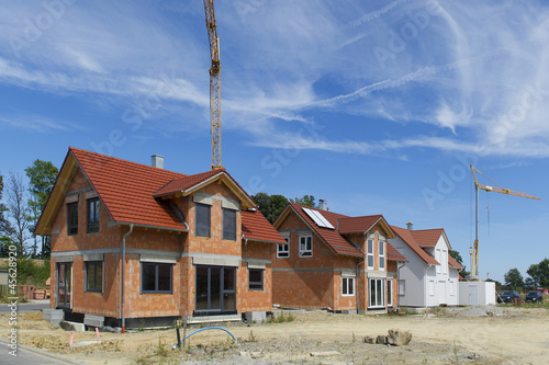 Wohnhäuser in einem Neubaugebiet