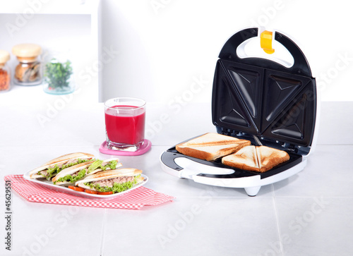 Foto sandwich maker machine in the kitchen
