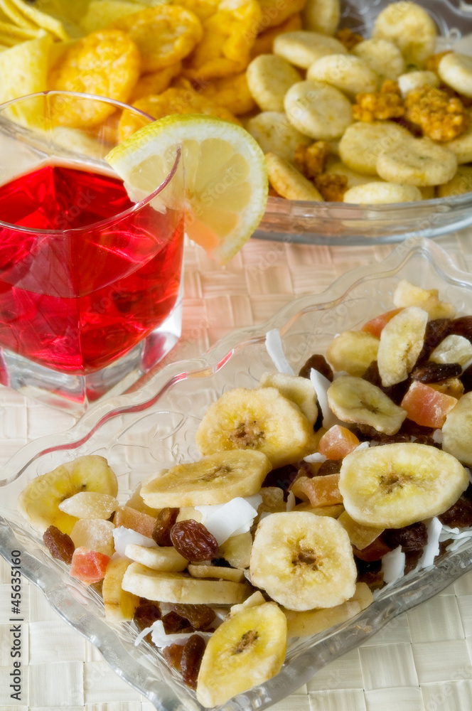 Aperitivo con frutta disidratata e salatini Aperitivo con frutta disidratata e salatini