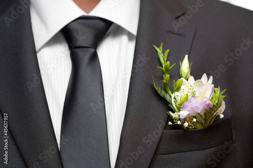 tie of the groom