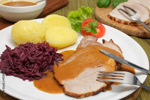 Scheinebraten, Klöße, Rotkohl