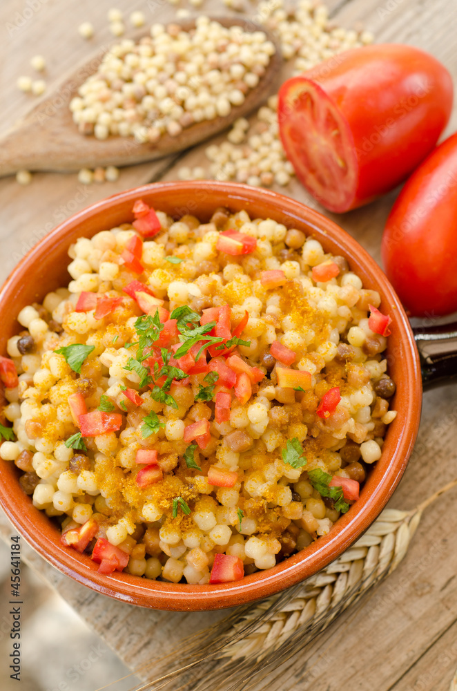 Fregola con bottarga, pomodoro e prezzemolo, cucina sarda Fregola con bottarga, pomodoro e prezzemolo, cucina sarda
