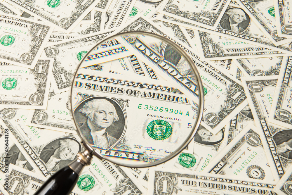 Amerikanische Dollar Geldscheine unter einer Lupe betrachtet
