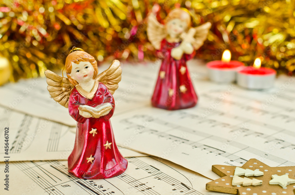 Fototapeta premium Bożonarodzeniowa figurka aniołów na nutach.