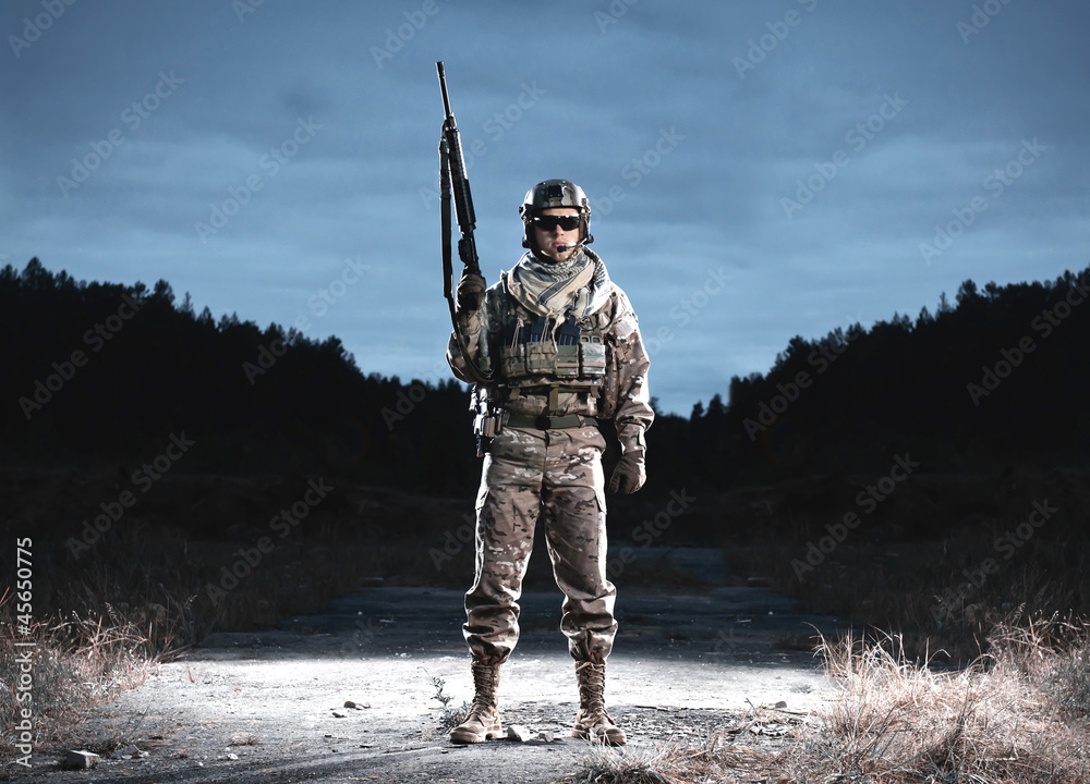 Naklejka premium Żołnierz NATO w pełnym ekwipunku.