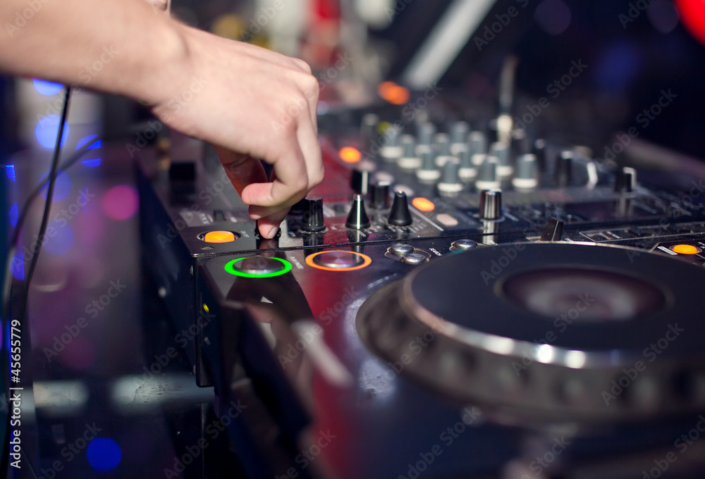 Naklejka premium DJ miksujący w klubie nocnym