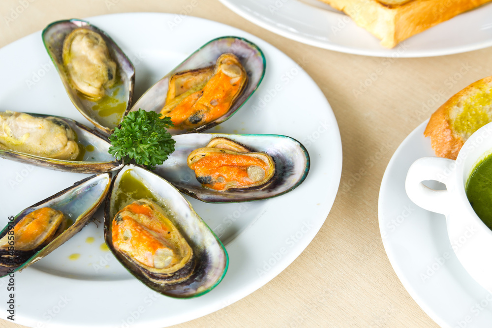 Baked mussels with butter