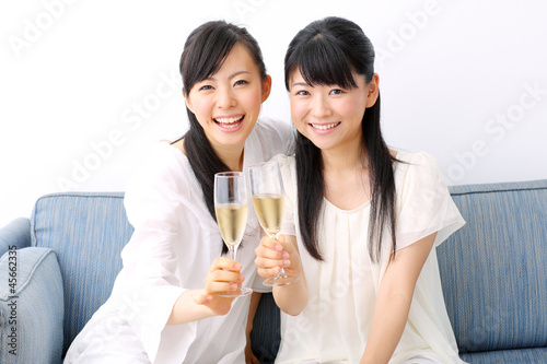 シャンパンを持つ女の子二人