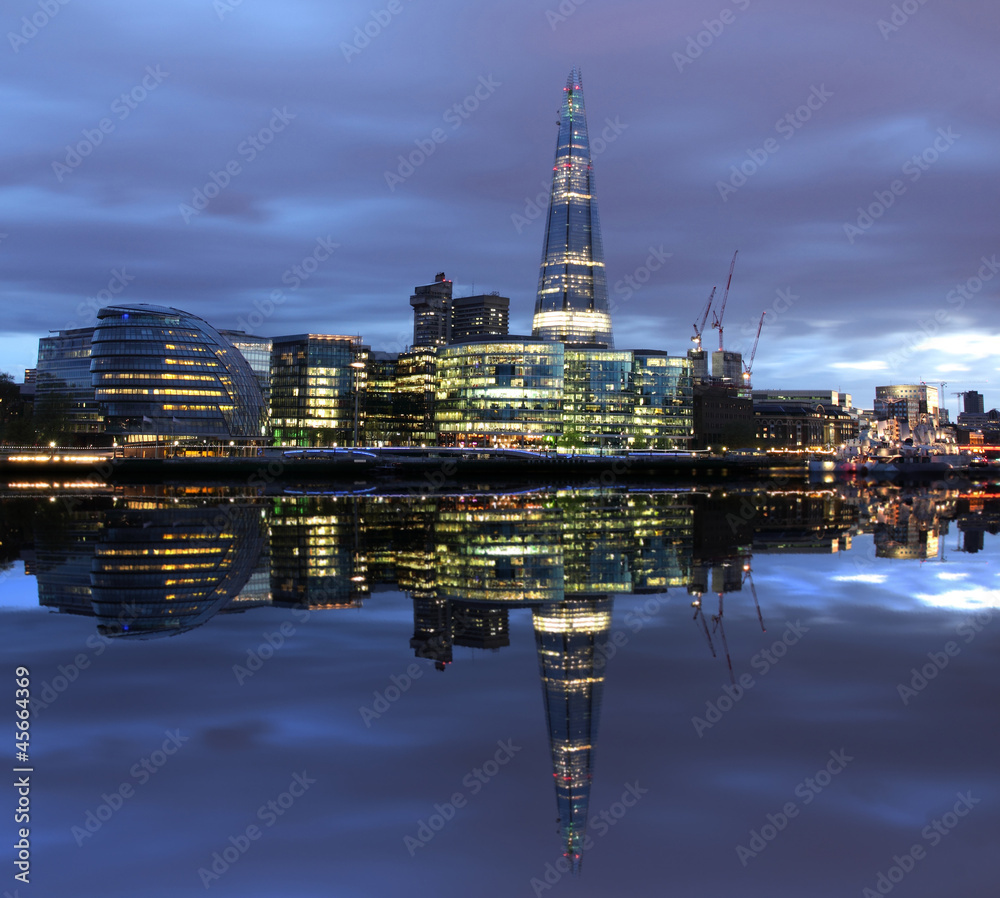 Fototapeta Nowy ratusz w Londynie w nocy, panoramiczny widok od rzeki.