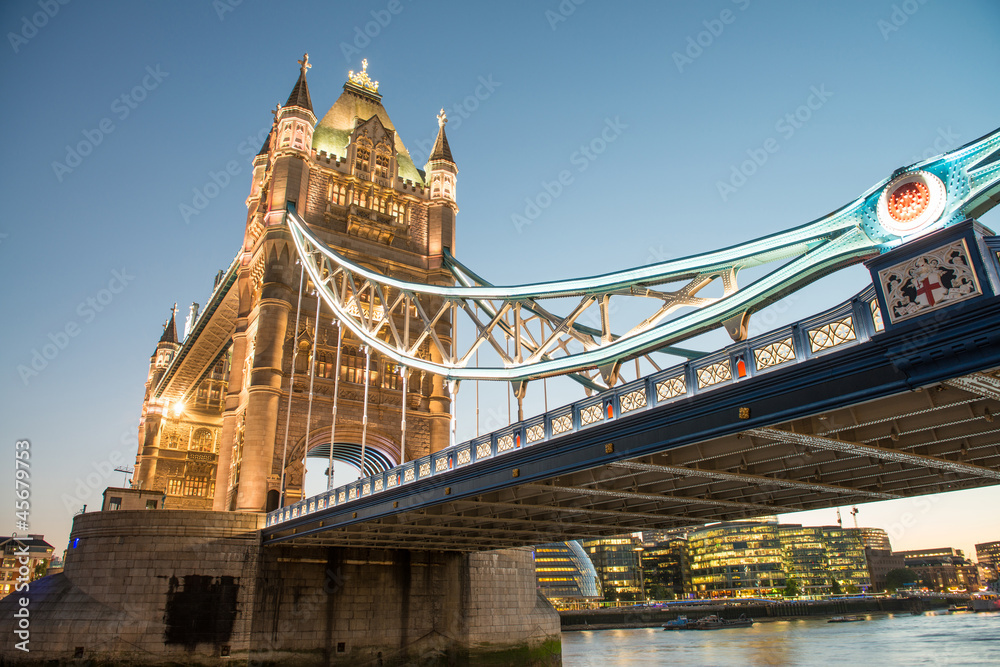 Fototapeta premium Wonderful colors and lights of Tower Bridge at Dusk - London
