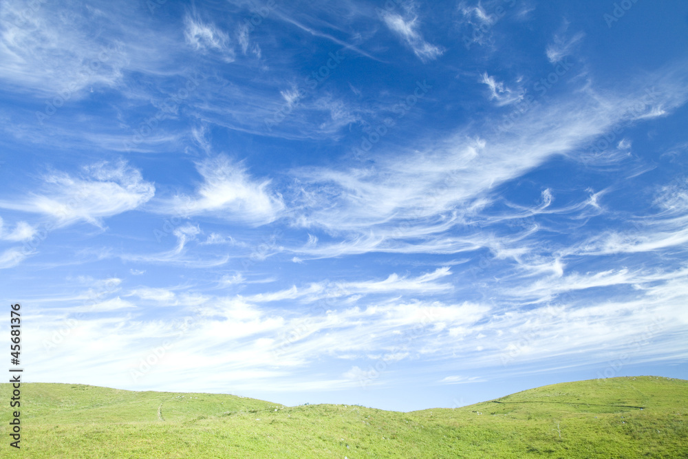 青空と草原の丘