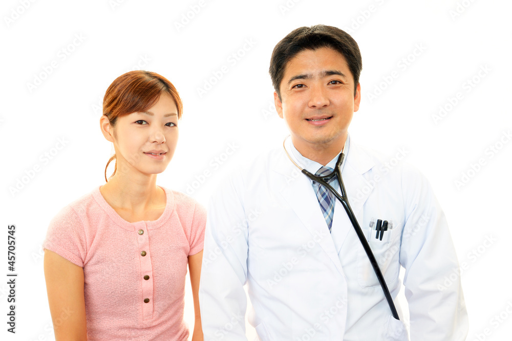 笑顔の医師と女性患者