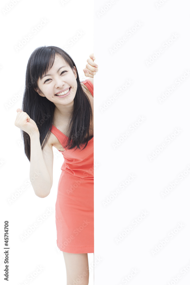 看板を持った女性