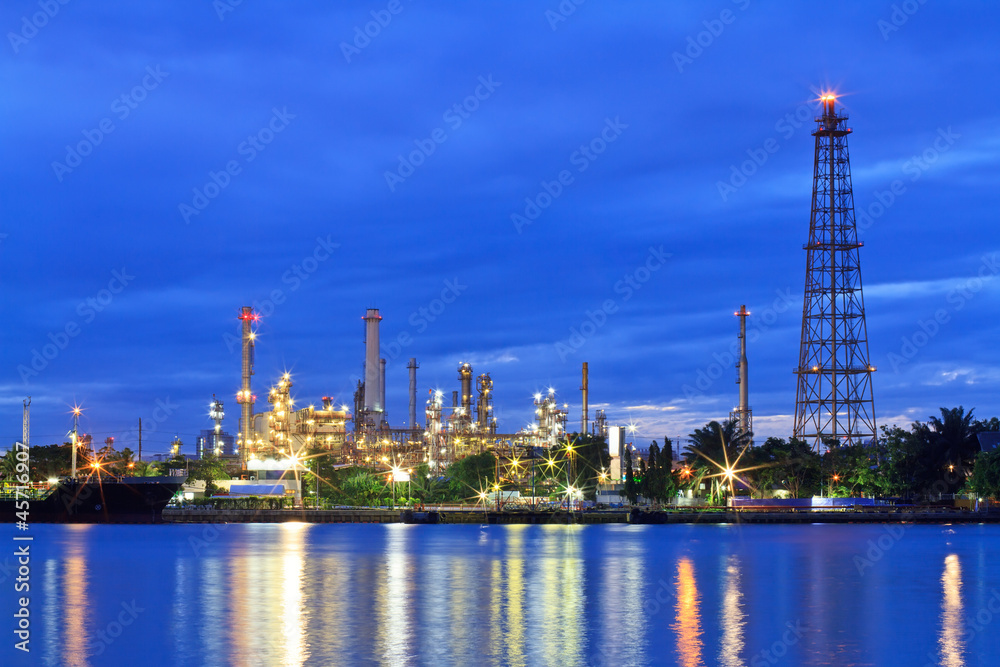 Naklejka premium Oil refinery at twilight