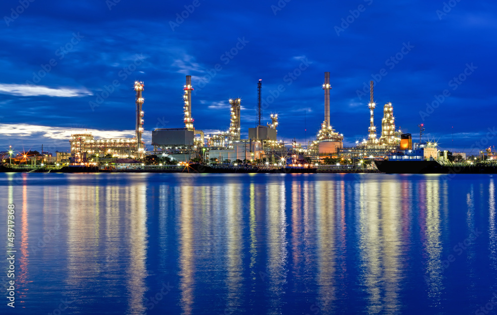 Naklejka premium Oil refinery at twilight
