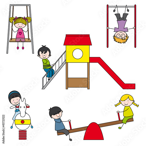 Niños jugando en el patio de recreo