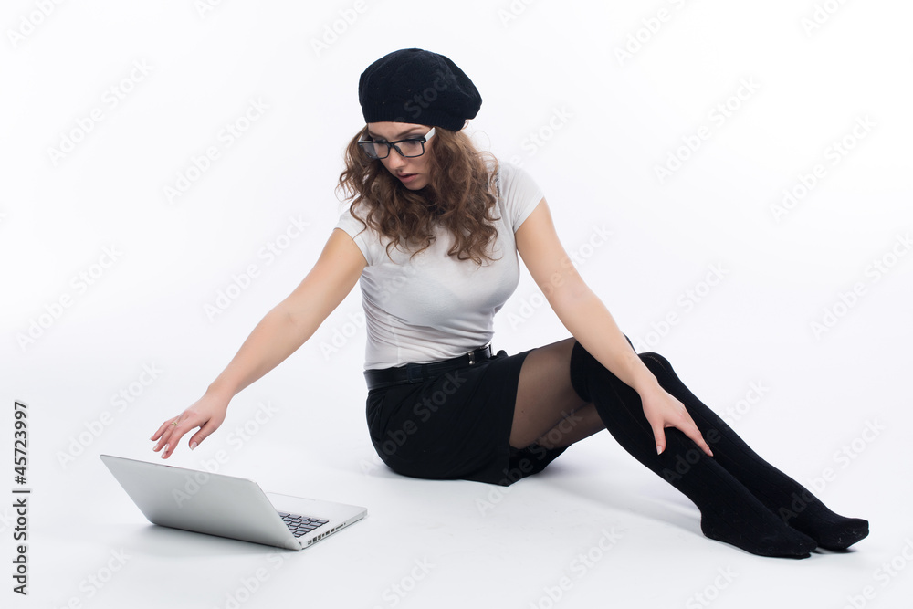 Fototapeta premium Женщина с ноутбуком сидит на полу